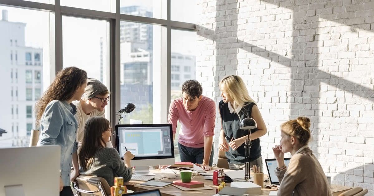 Ein kreativer Raum mit Menschen, die zusammenarbeiten und brainstormen