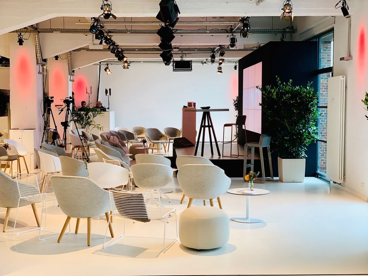 Moderner Raum mit Stühlen und Workshop-Setup für ein Event