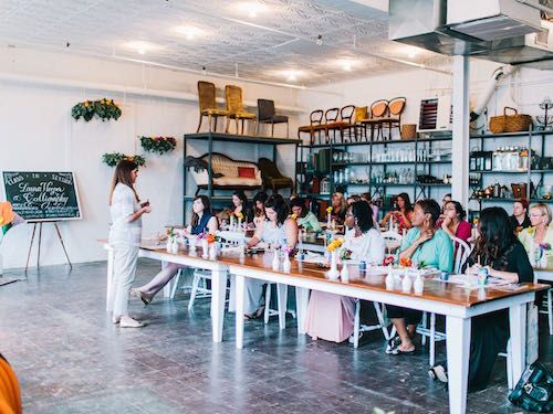 Innenraum mit Stuhlkreis und Workshop-Setup