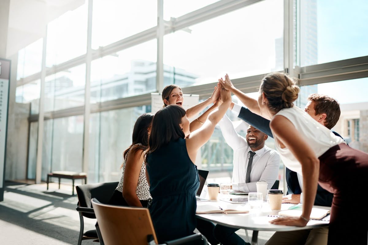 Gruppe von Menschen, die an einem interaktiven Mindset-Workshop teilnehmen
